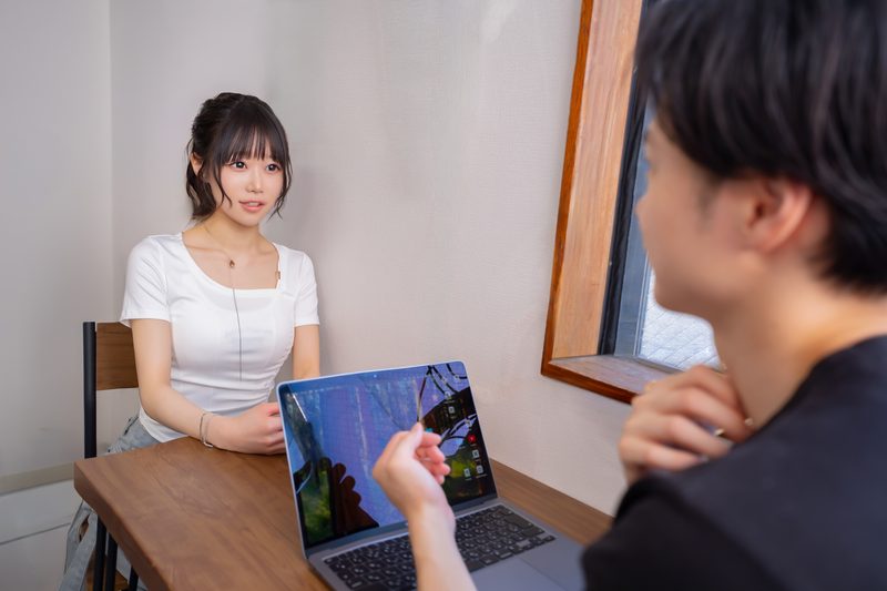 面接の様子。スタッフと笑顔で話すセラピスト